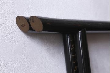 アンティーク家具　漆塗り　黒塗りがモダンなフック付きの便利な衣桁(着物掛け、ハンガーラック)(R-040923)