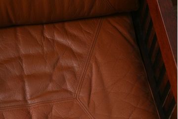 中古　九州民芸家具　本革　総ケヤキ材　漆塗り　上質な雰囲気漂う1人掛けソファ(定価30万円)(1Pソファ、椅子、アームチェア)(R-040925)