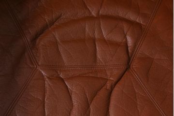 中古　九州民芸家具　本革　総ケヤキ材　漆塗り　上質な雰囲気漂う1人掛けソファ(定価30万円)(1Pソファ、椅子、アームチェア)(R-040926)