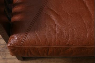 中古　九州民芸家具　本革　総ケヤキ材　漆塗り　上質な雰囲気漂う1人掛けソファ(定価30万円)(1Pソファ、椅子、アームチェア)(R-040927)