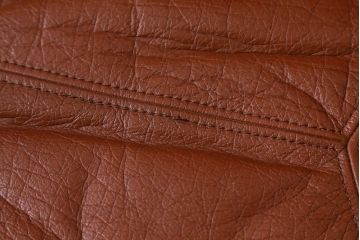 中古　九州民芸家具　本革　総ケヤキ材　漆塗り　上質な雰囲気漂う1人掛けソファ(定価30万円)(1Pソファ、椅子、アームチェア)(R-040927)