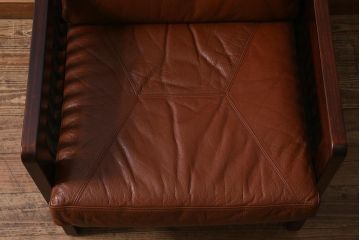 中古　九州民芸家具　本革　総ケヤキ材　漆塗り　上質な雰囲気漂う1人掛けソファ(定価30万円)(1Pソファ、椅子、アームチェア)(R-040928)