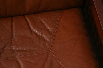 中古　九州民芸家具　本革　総ケヤキ材　漆塗り　上質な雰囲気漂う1人掛けソファ(定価30万円)(1Pソファ、椅子、アームチェア)(R-040928)