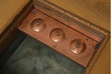ビンテージ　民芸家具　鉄刀木(タガヤサン)材　内部銅製　杢目が美しい関西火鉢(囲炉裏、ローテーブル、長火鉢、座卓、リビングテーブル)(R-040929)