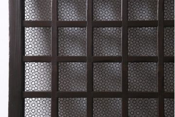 アンティーク建具　明治大正期　亀甲金網　和の風情溢れる格子蔵戸(引き戸、建具、玄関戸)(R-040930)