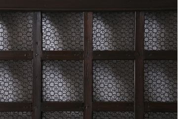 アンティーク建具　明治大正期　亀甲金網　和の風情溢れる格子蔵戸(引き戸、建具、玄関戸)(R-040930)