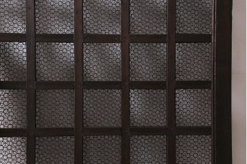 アンティーク建具　明治大正期　亀甲金網　和の風情溢れる格子蔵戸(引き戸、建具、玄関戸)(R-040930)