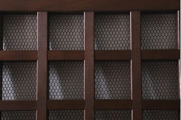 アンティーク建具　明治大正期　総ケヤキ材　亀甲金網　和の風情溢れる格子蔵戸(引き戸、建具、玄関戸)(R-040931)