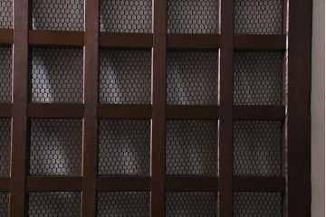 アンティーク建具　明治大正期　総ケヤキ材　亀甲金網　和の風情溢れる格子蔵戸(引き戸、建具、玄関戸)(R-040931)