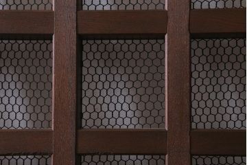 アンティーク建具　明治大正期　総ケヤキ材　亀甲金網　和の風情溢れる格子蔵戸(引き戸、建具、玄関戸)(R-040931)