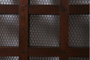 アンティーク建具　明治大正期　総ケヤキ材　亀甲金網　和の風情溢れる格子蔵戸(引き戸、建具、玄関戸)(R-040931)