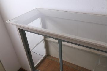 ペイント家具　大正昭和初期　三方ガラス　天板リメイク　フレンチスタイルにおすすめなガラスケース(ショーケース、陳列棚、飾り棚)(R-040936)