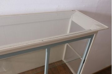 ペイント家具　大正昭和初期　三方ガラス　天板リメイク　フレンチスタイルにおすすめなガラスケース(ショーケース、陳列棚、飾り棚)(R-040936)