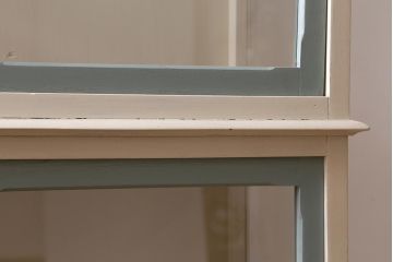 ペイント家具　大正昭和初期　三方ガラス　天板リメイク　フレンチスタイルにおすすめなガラスケース(ショーケース、陳列棚、飾り棚)(R-040936)
