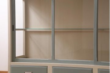 ペイント家具　大正昭和初期　三方ガラス　天板リメイク　フレンチスタイルにおすすめなガラスケース(ショーケース、陳列棚、飾り棚)(R-040936)