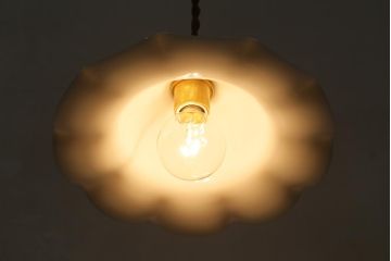 イギリスヴィンテージ照明　乳白色フリルシェードのペンダントライト(ランプシェード、天井照明、ビンテージ)(R-041011)