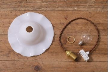 イギリスヴィンテージ照明　乳白色フリルシェードのペンダントライト(ランプシェード、天井照明、ビンテージ)(R-041011)