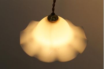 イギリスヴィンテージ照明　乳白色フリルシェードのペンダントライト(ランプシェード、天井照明、ビンテージ)(R-041012)