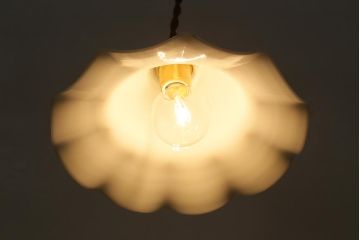 イギリスヴィンテージ照明　乳白色フリルシェードのペンダントライト(ランプシェード、天井照明、ビンテージ)(R-041012)