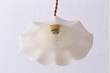 イギリスヴィンテージ照明　乳白色フリルシェードのペンダントライト(ランプシェード、天井照明、ビンテージ)(R-041012)