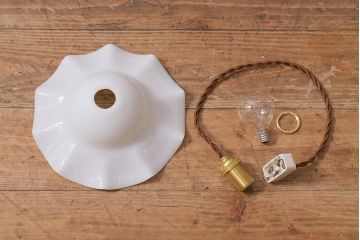 イギリスヴィンテージ照明　乳白色フリルシェードのペンダントライト(ランプシェード、天井照明、ビンテージ)(R-041012)