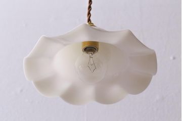 イギリスヴィンテージ照明　乳白色フリルシェードのペンダントライト(ランプシェード、天井照明、ビンテージ)(R-041014)