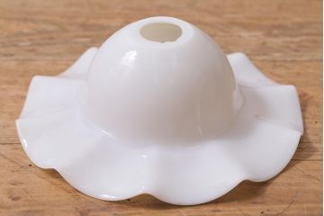 イギリスヴィンテージ照明　乳白色フリルシェードのペンダントライト(ランプシェード、天井照明、ビンテージ)(R-041014)