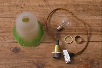 ヴィンテージ照明　イギリスビンテージ　フロストガラス　グリーンカラーがアクセントの小振りなペンダントライト(天井照明、シェード、吊り下げ照明)(R-041029)
