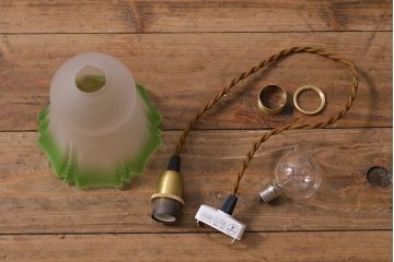 ヴィンテージ照明　イギリスビンテージ　フロストガラス　グリーンカラーがアクセントの小振りなペンダントライト(天井照明、シェード、吊り下げ照明)(R-041030)