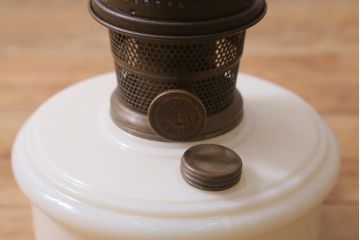 ヴィンテージ雑貨　アメリカビンテージ　アラジン社　濃い白色がかわいらしいオイルランプ(マントルランプ、吊りランプ)(R-041033)