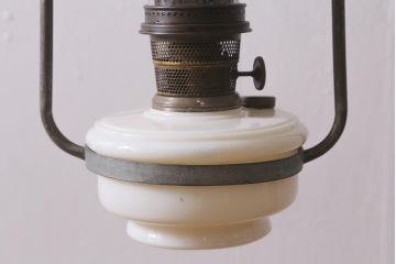ヴィンテージ雑貨　アメリカビンテージ　アラジン社　濃い白色がかわいらしいオイルランプ(マントルランプ、吊りランプ)(R-041033)