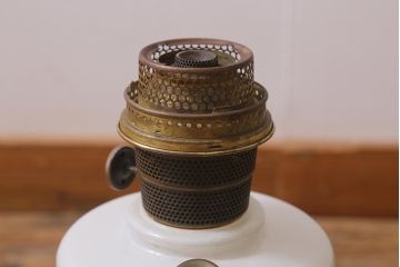 ヴィンテージ雑貨　アメリカ　Aladdin(アラジン)　NU-TYPE Model-B　ホワイト・乳白色　マントルランプ(オイルランプ、照明、ビンテージ)(R-041034)