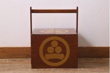 アンティーク雑貨　2段　庄内　家紋入り　総ケヤキ材　漆塗りが施された木製のおかもち(岡持ち)(R-041037)