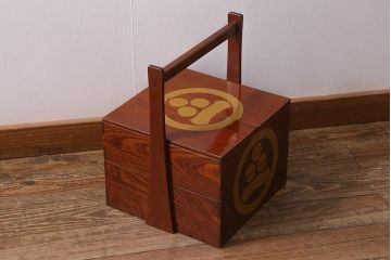 アンティーク雑貨　2段　庄内　家紋入り　総ケヤキ材　漆塗りが施された木製のおかもち(岡持ち)(R-041037)