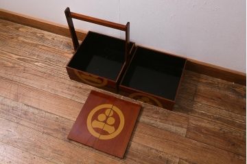 アンティーク雑貨　2段　庄内　家紋入り　総ケヤキ材　漆塗りが施された木製のおかもち(岡持ち)(R-041037)