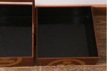 アンティーク雑貨　2段　庄内　家紋入り　総ケヤキ材　漆塗りが施された木製のおかもち(岡持ち)(R-041037)