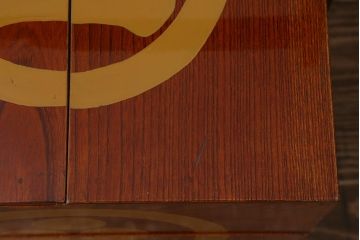 アンティーク雑貨　2段　庄内　家紋入り　総ケヤキ材　漆塗りが施された木製のおかもち(岡持ち)(R-041037)