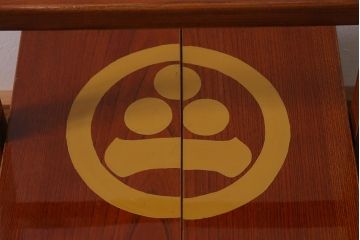 アンティーク雑貨　2段　庄内　家紋入り　総ケヤキ材　漆塗りが施された木製のおかもち(岡持ち)(R-041037)