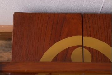 アンティーク雑貨　2段　庄内　家紋入り　総ケヤキ材　漆塗りが施された木製のおかもち(岡持ち)(R-041037)