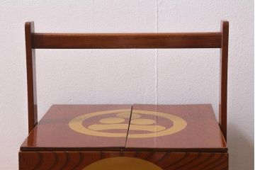 アンティーク雑貨　2段　庄内　家紋入り　総ケヤキ材　漆塗りが施された木製のおかもち(岡持ち)(R-041037)