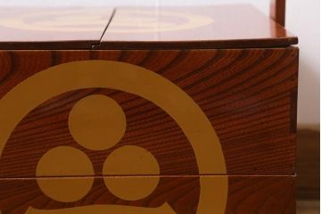 アンティーク雑貨　2段　庄内　家紋入り　総ケヤキ材　漆塗りが施された木製のおかもち(岡持ち)(R-041037)