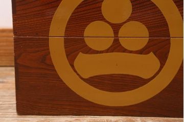 アンティーク雑貨　2段　庄内　家紋入り　総ケヤキ材　漆塗りが施された木製のおかもち(岡持ち)(R-041037)