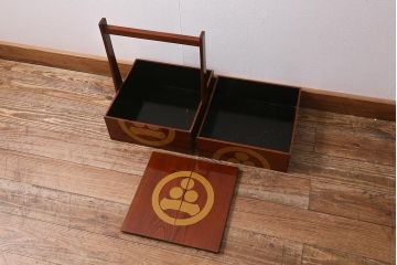 アンティーク雑貨　2段　庄内　家紋入り　総ケヤキ材　漆塗りが施された木製のおかもち(岡持ち)(R-041038)
