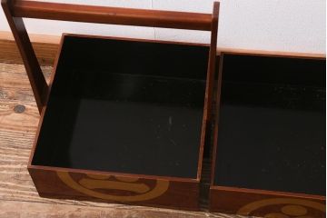 アンティーク雑貨　2段　庄内　家紋入り　総ケヤキ材　漆塗りが施された木製のおかもち(岡持ち)(R-041038)