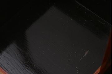 アンティーク雑貨　2段　庄内　家紋入り　総ケヤキ材　漆塗りが施された木製のおかもち(岡持ち)(R-041038)