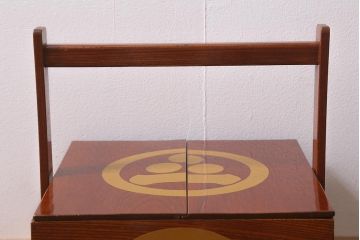 アンティーク雑貨　2段　庄内　家紋入り　総ケヤキ材　漆塗りが施された木製のおかもち(岡持ち)(R-041038)