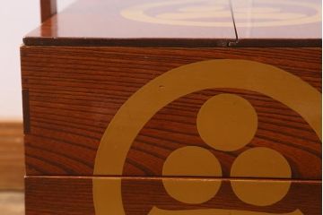 アンティーク雑貨　2段　庄内　家紋入り　総ケヤキ材　漆塗りが施された木製のおかもち(岡持ち)(R-041038)