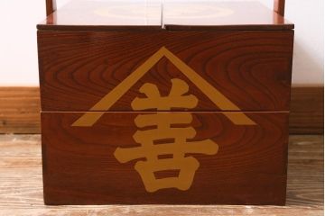 アンティーク雑貨　2段　庄内　家紋入り　総ケヤキ材　漆塗りが施された木製のおかもち(岡持ち)(R-041038)