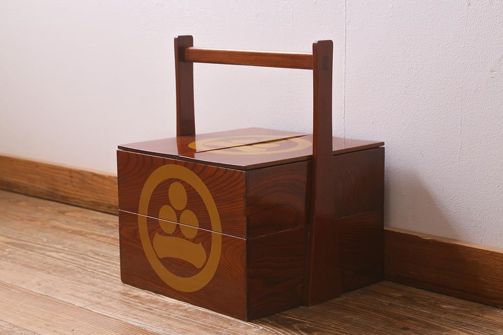 アンティーク雑貨　2段　庄内　家紋入り　総ケヤキ材　漆塗りが施された木製のおかもち(岡持ち)(R-041039)