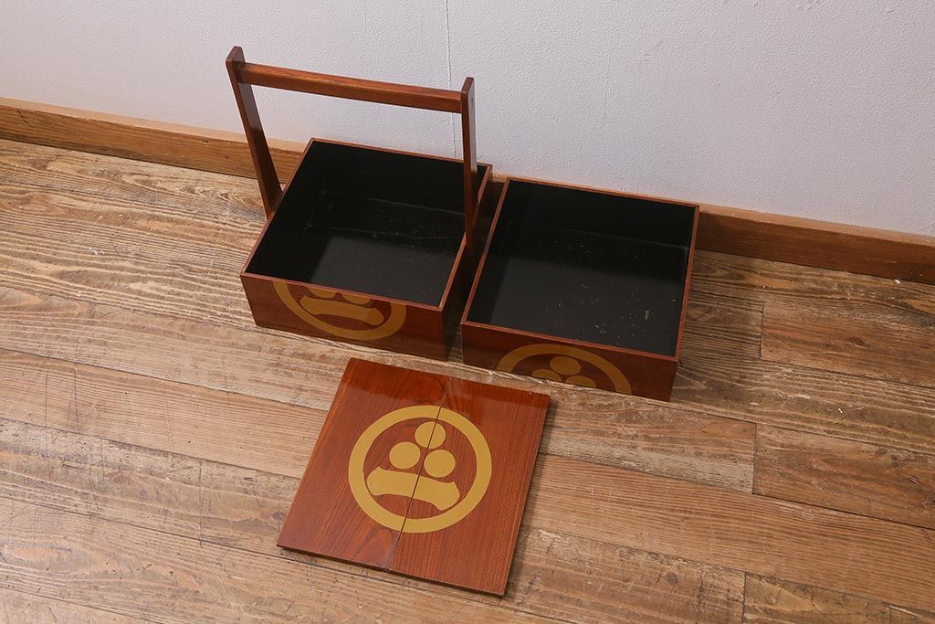 アンティーク雑貨　2段　庄内　家紋入り　総ケヤキ材　漆塗りが施された木製のおかもち(岡持ち)(R-041039)